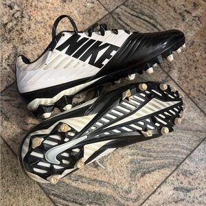 Nike Men's Black and White Athletic Cleats